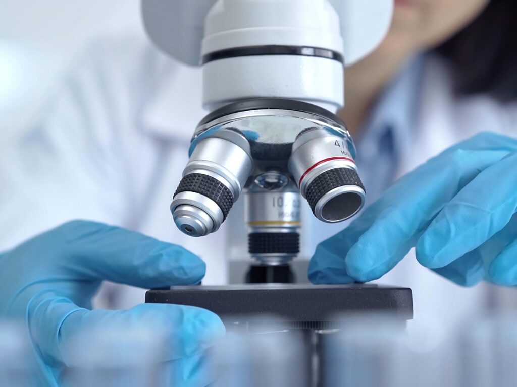 Immagine di un microspocio, mentre vengono analizzate delle prove